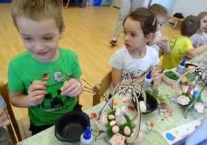 27 Dzieci podczas pracy na warsztatach wielkanocnych