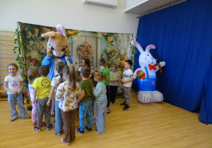 28 Dzieci cieszą się na widok zająca