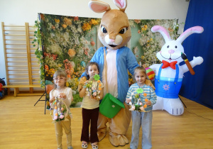 30 Dzieci ze swoimi pracami i zającem