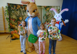 31 Dzieci ze swoimi pracami i zającem