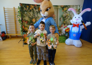32 Dzieci ze swoimi pracami i zającem