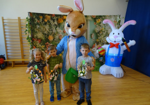 33 Dzieci ze swoimi pracami i zającem
