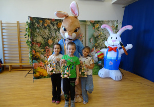 34 Dzieci ze swoimi pracami i zającem