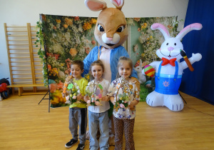 35 Dzieci ze swoimi pracami i zającem