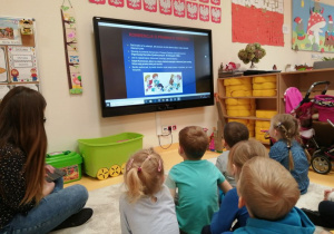 Dzieci oglądają prezentacje.
