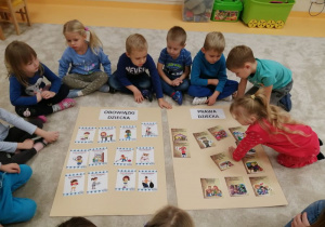 Dzieci oglądają plakaty.