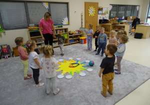 dzieci śpiewają chłopcu sto lat