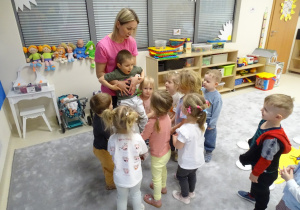 pani z dziećmi huśta chłopca