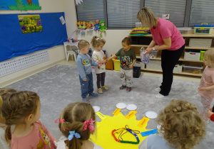 chłopiec rozdaje cukierki