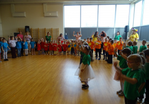 dzieci witają się podczas zabawy