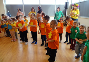 dzieci witają się podczas zabawy