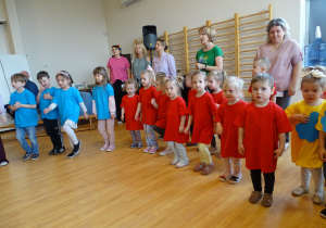 dzieci witają się podczas zabawy