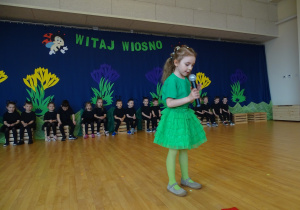 dziewczynka mówi przez mikrofon