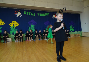 chłopiec mówi przez mikrofon