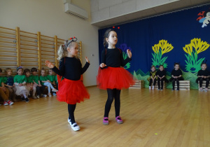 dziewczynki mówią przez mikrofon