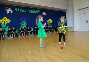 dziewczynki mówią przez mikrofon