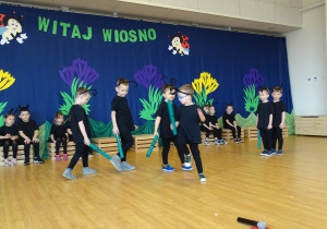 chłopcy tańczą z rurkami