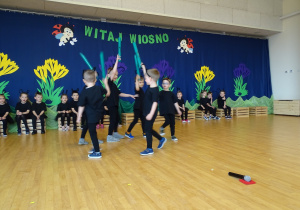 chłopcy tańczą z rurkami