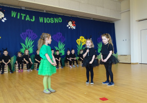 dzieci mówią przez mikrofon