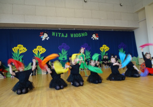 dziewczynki tańczą z chustkami kolorowymi