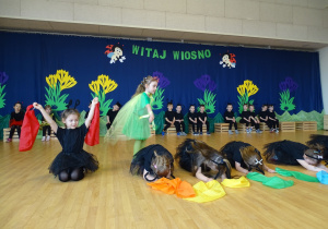 dziewczynki tańczą z chustkami kolorowymi