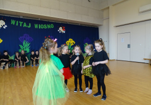 dzieci mówią przez mikrofon