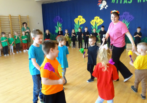 dzieci z panią tańczą w kole