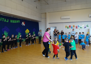 dzieci z panią tańczą w kole