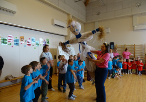 pani pokazuje dzieciom marzannę