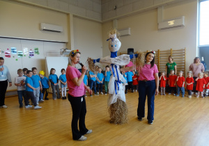 pani pokazuje dzieciom marzannę