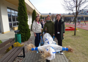 panie wiozą Marzannę