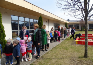 dzieci z paniami idą w korowodzie