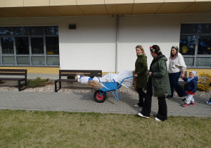 panie wiozą Marzannę