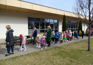 dzieci z paniami idą w korowodzie