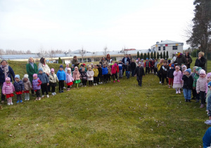 dzieci z paniami idą w korowodzie