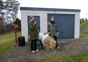 panie mówią przez mikrofon