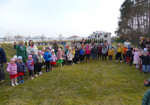 dzieci stoją w kole na dworze