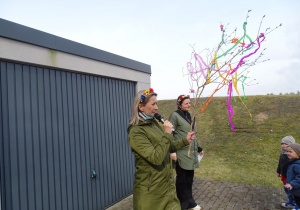 panie pokazują gaik