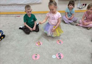 Dziewczynka kładzie obrazek