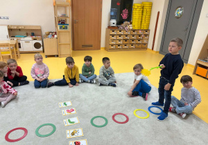 Chłopiec z klapką w ręku