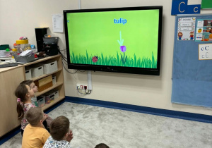 Dzieci uczą się słowek