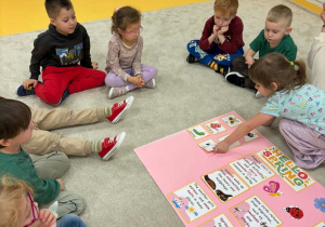 Dzieci tworzą plakat