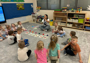 Dzieci na dywanie słuchają opowiadania