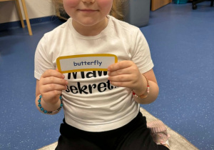 Dziewczynka z kartą