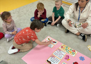 Dzieci tworzą plakat