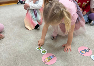 Dziewczynka dopasowuje kartę do pory roku