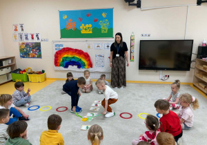 Chłopcy szukają karty