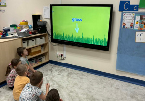 Dzieci patrzą na tablet