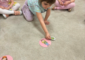 Dziewczynka dopasowuje kartę