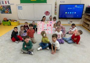 Dzieci wraz z panią i plakatem